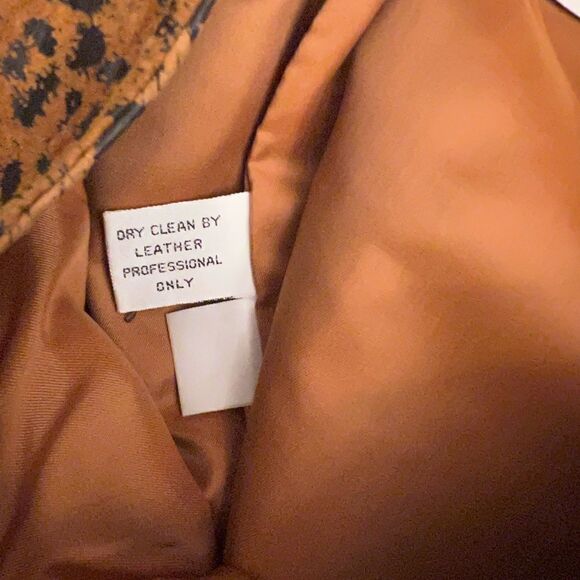 Women’s
Leather animal print skirt. Size M. - Picture 5 of 11